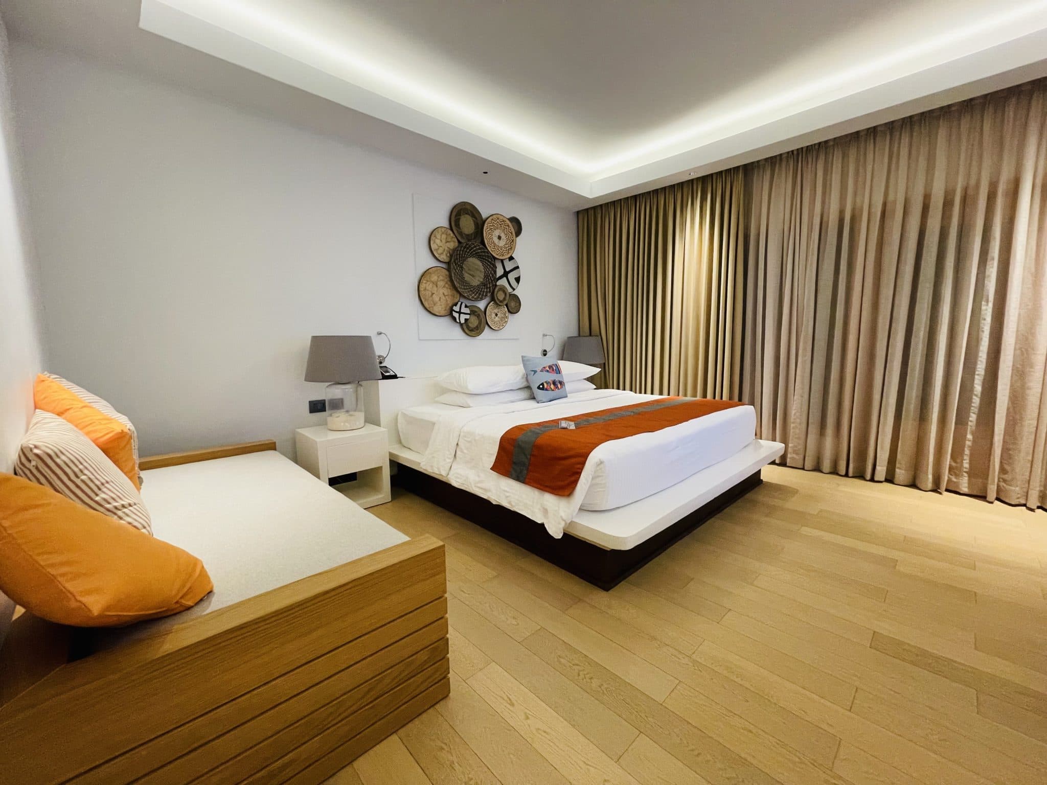 Chambre lumineuse au parquet clair et décor de vannerie