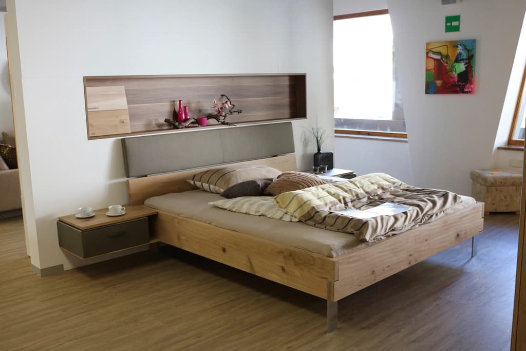 Lit en bois massif et linge clair