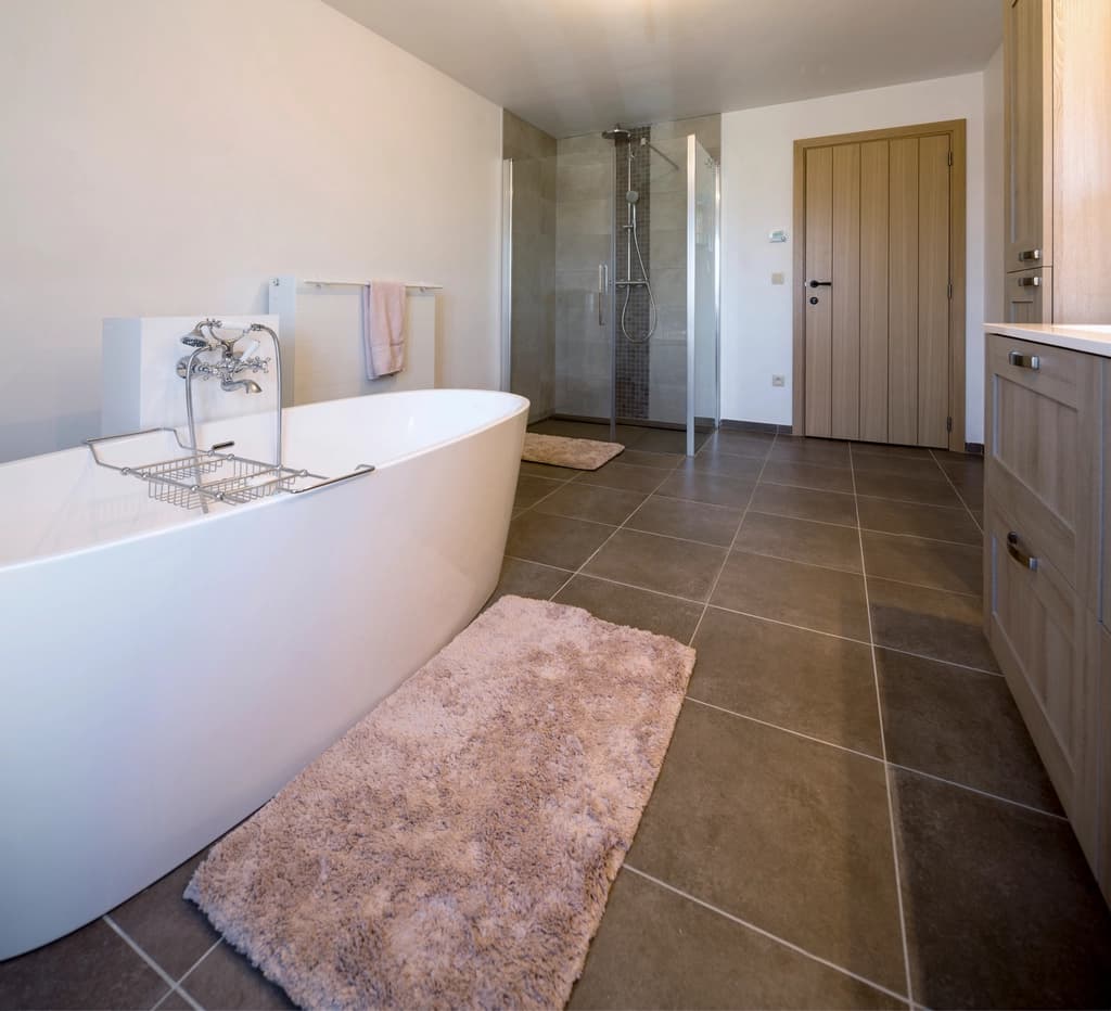 Salle de bain avec baignoire îlot