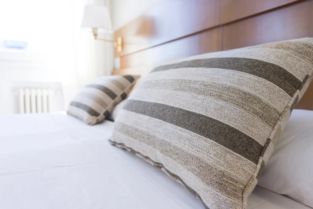 Coussins et draps froissés au réveil
