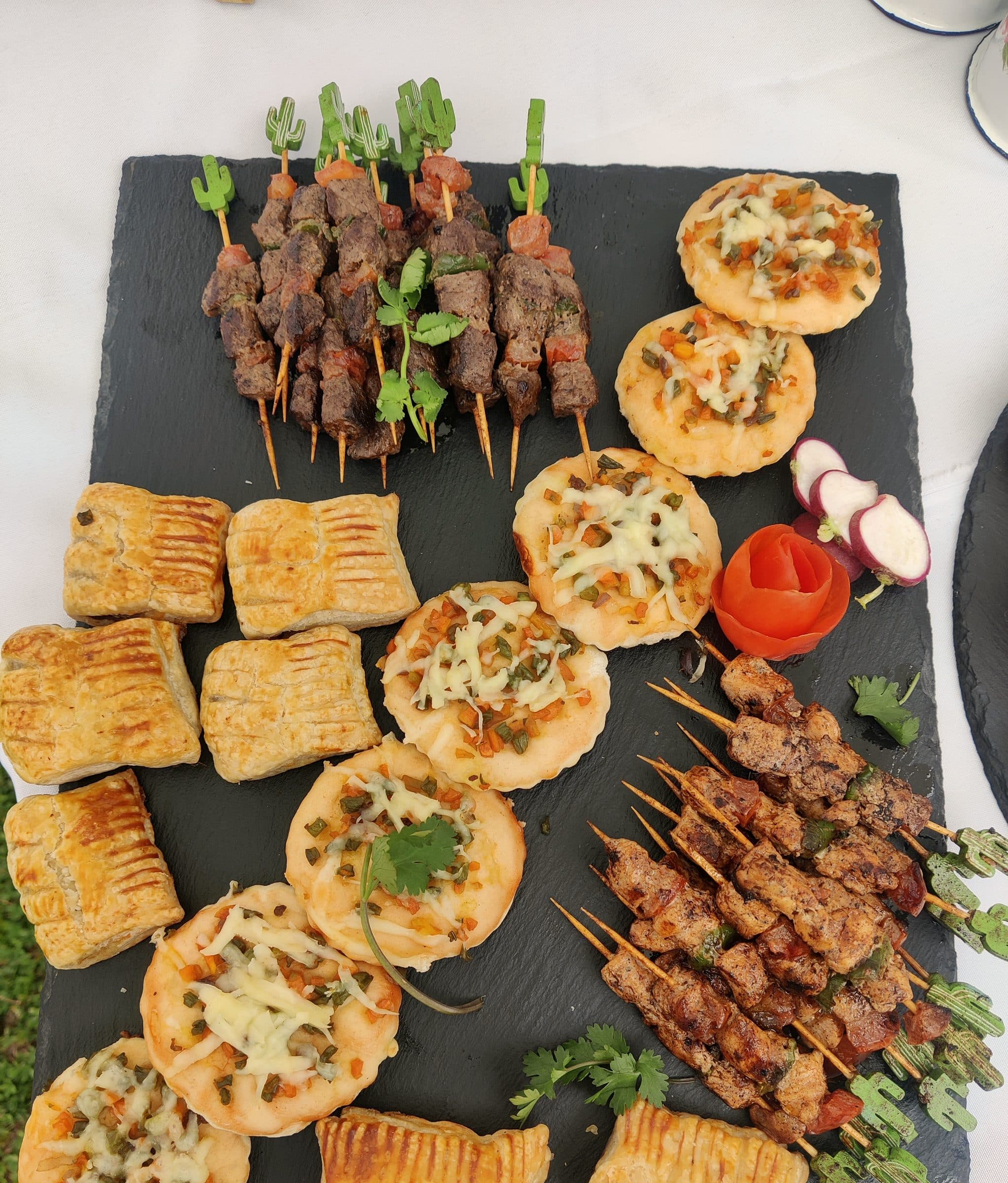 Plateau de brochettes, mini-pizzas et feuilletés
