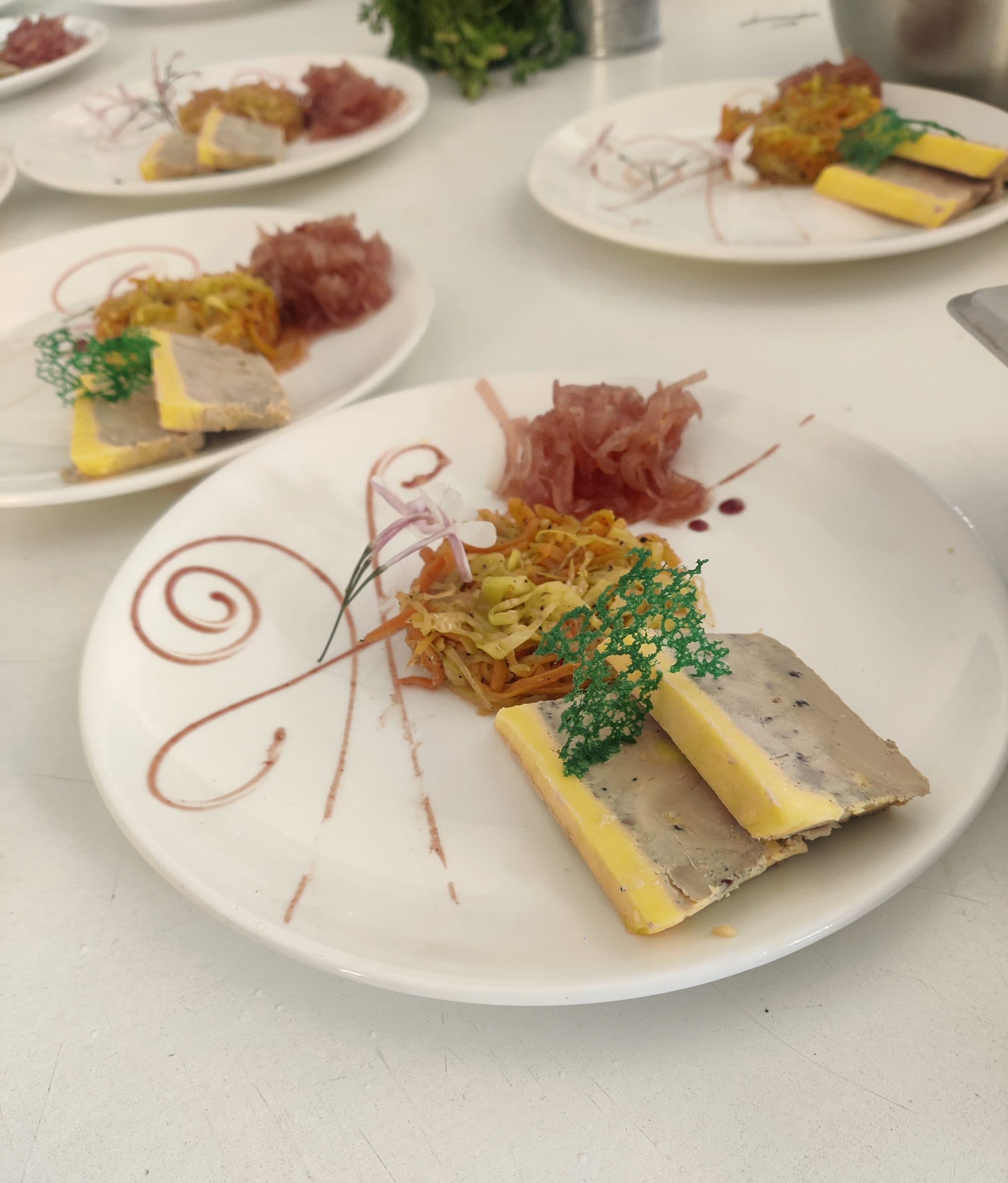 Entrée dressée à l'assiette, terrine et légumes