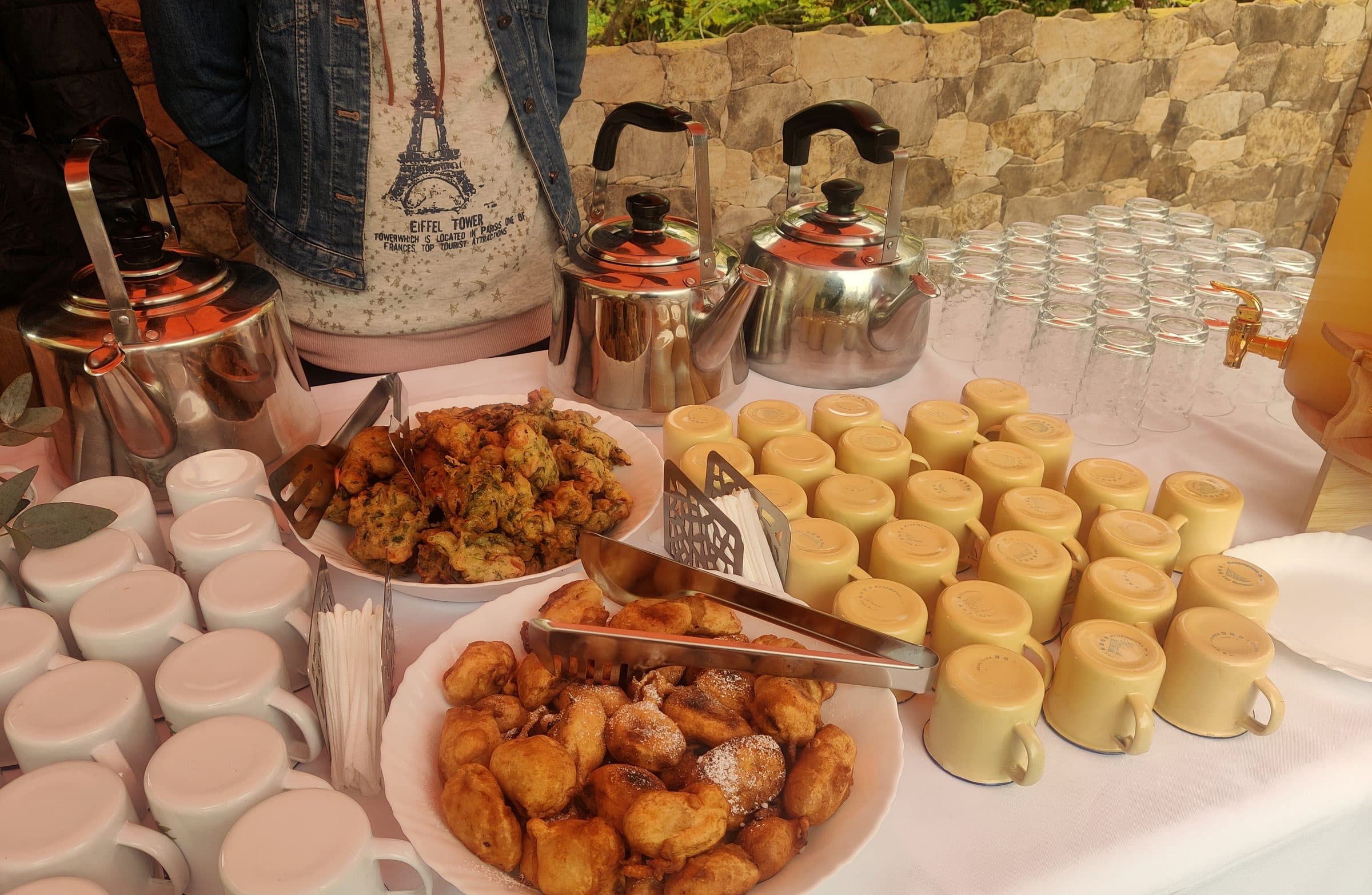 Buffet du matin, théières et beignets