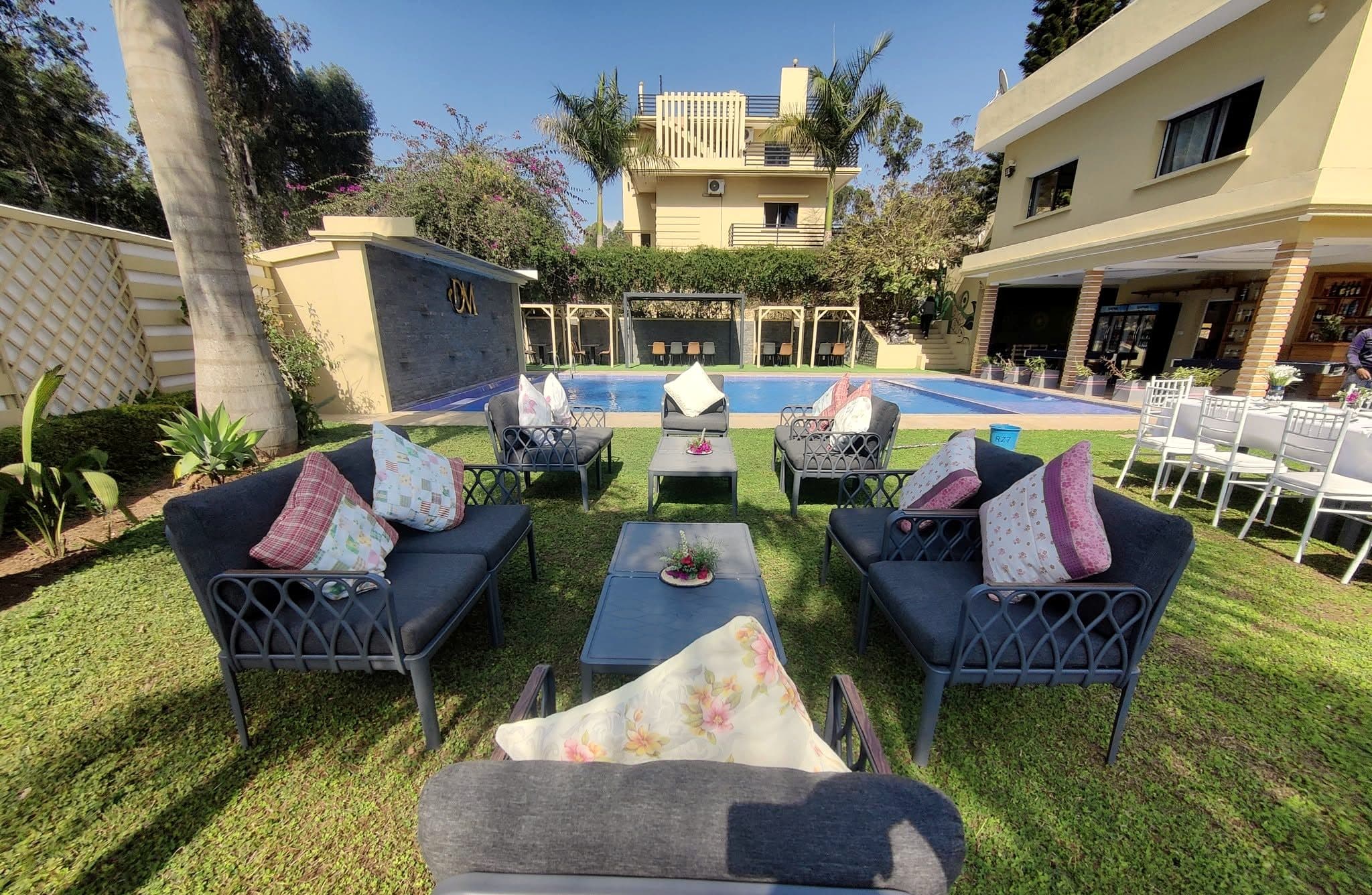 Salon de jardin devant la piscine et la villa