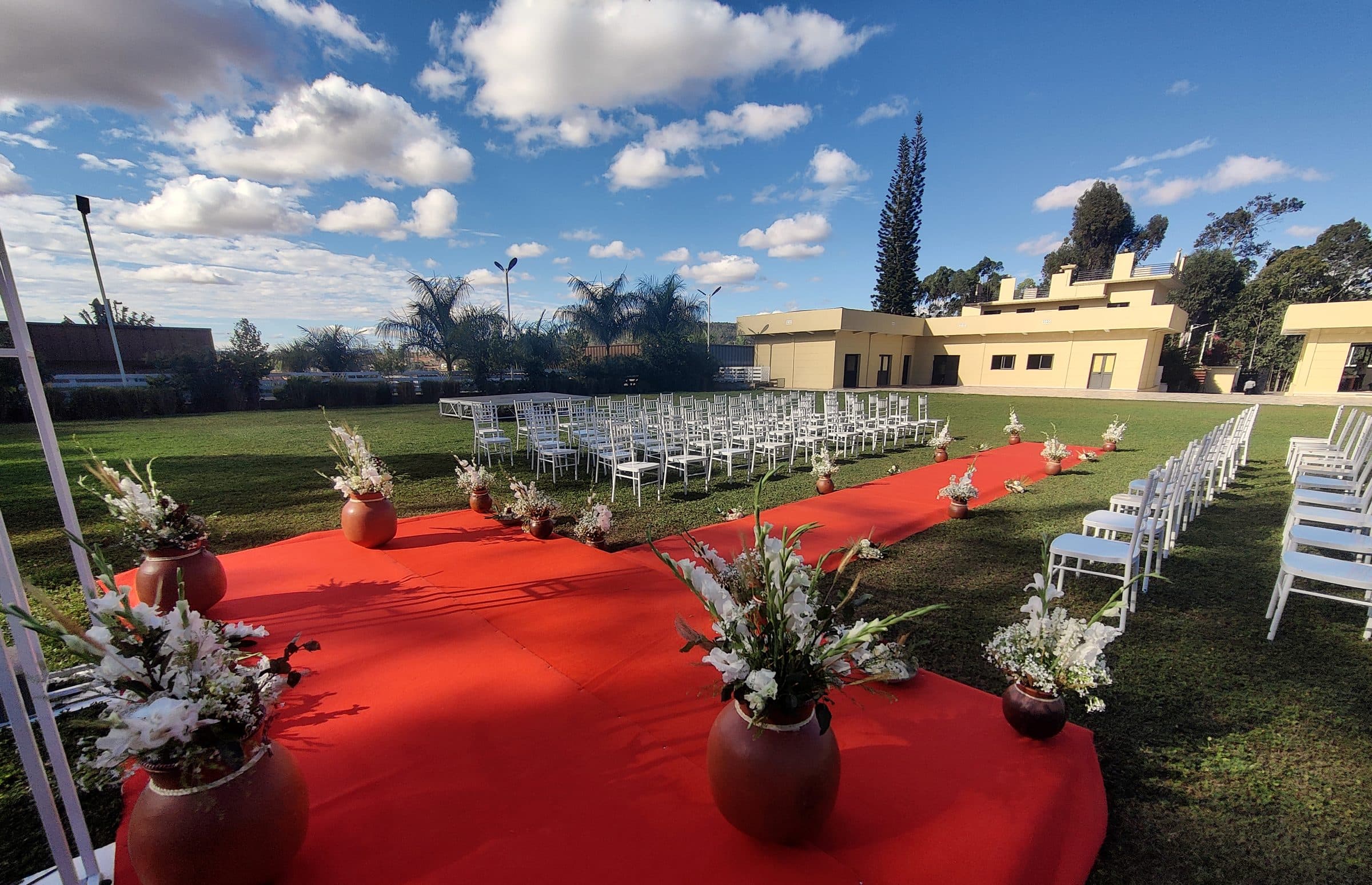 Tapis rouge, poteries en terre et chaises blanches pour un mariage traditionnel