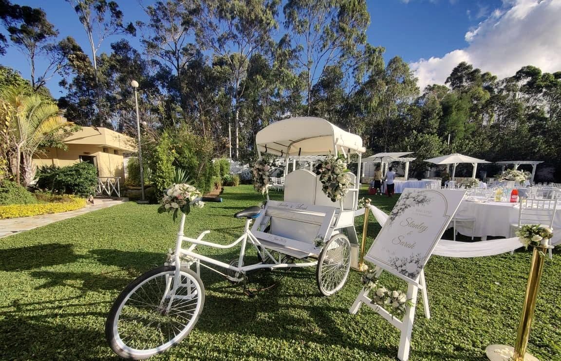 Triporteur décoré de fleurs pour un mariage
