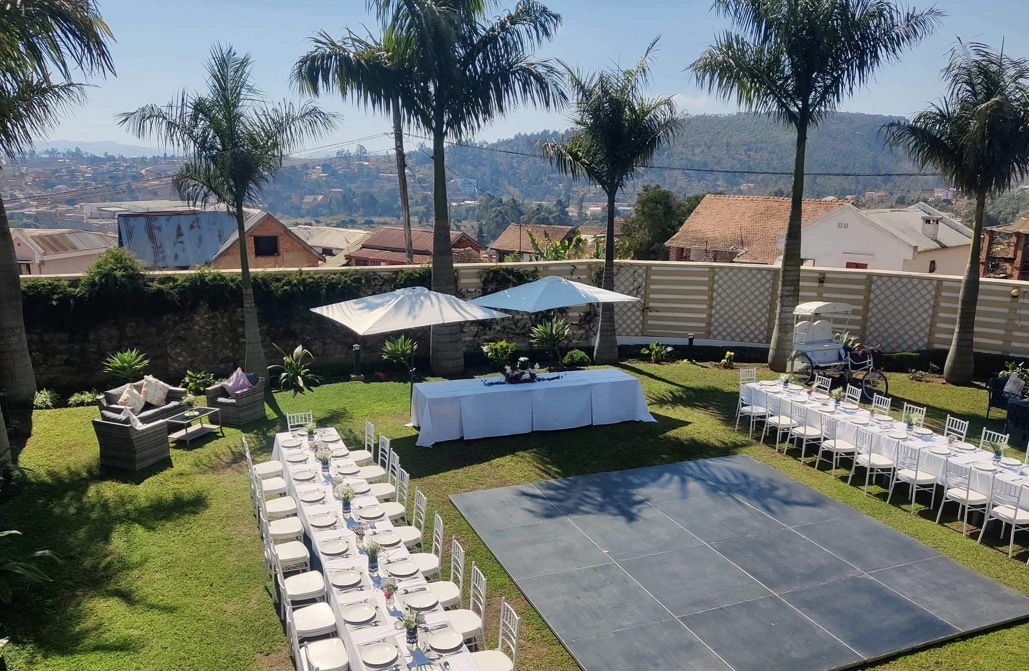 Le jardin dressé pour une réception, avec les collines de Fianarantsoa à l'horizon